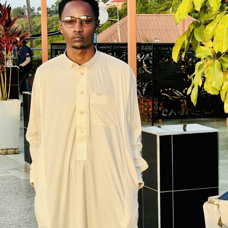Junior, 25, garland