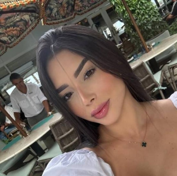 Mia Lavender, 33, redhill surrey england