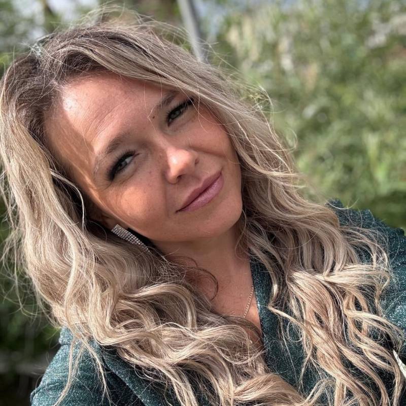 Emma, 40, Spain